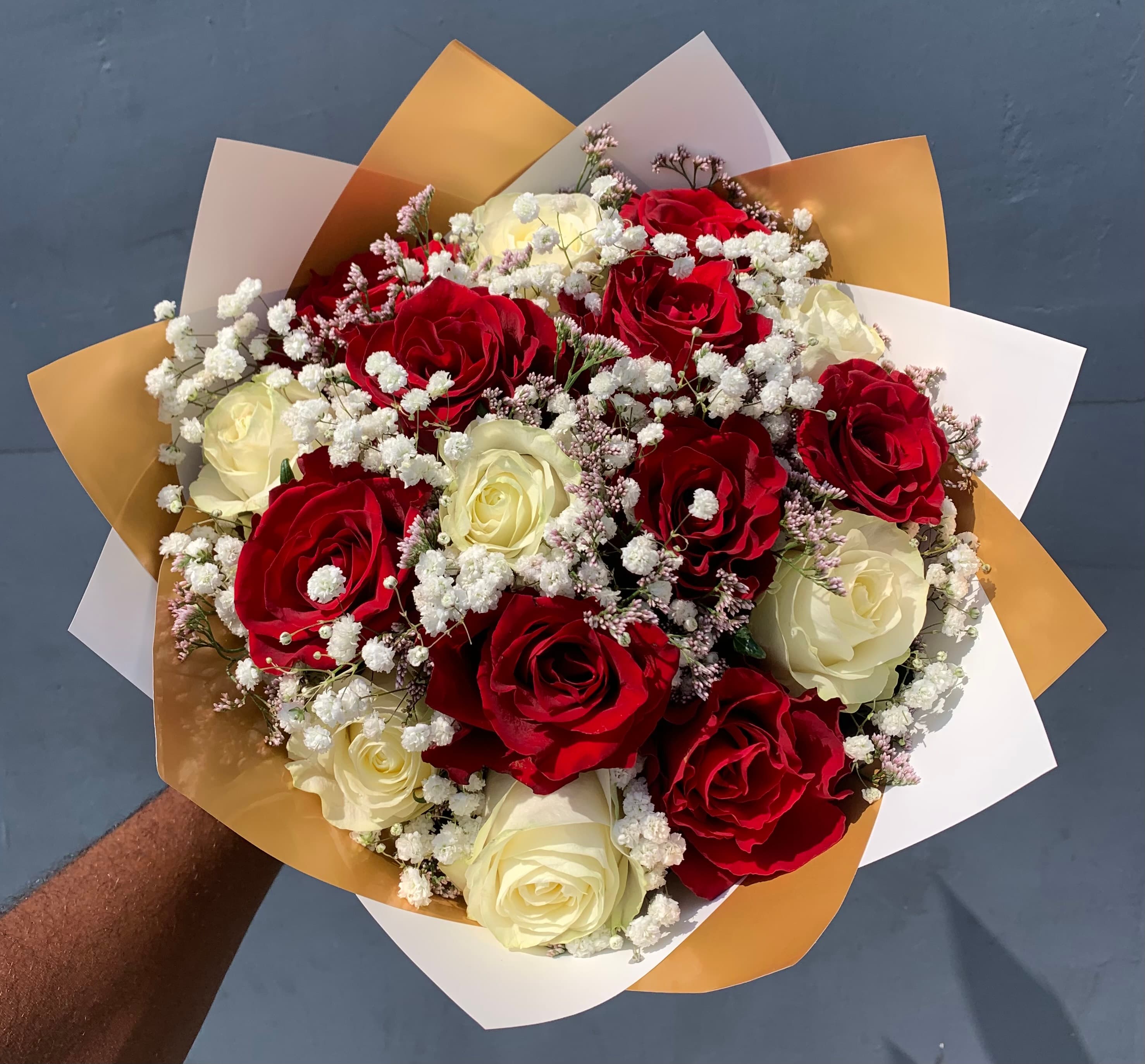 Red and white roses with Gypso